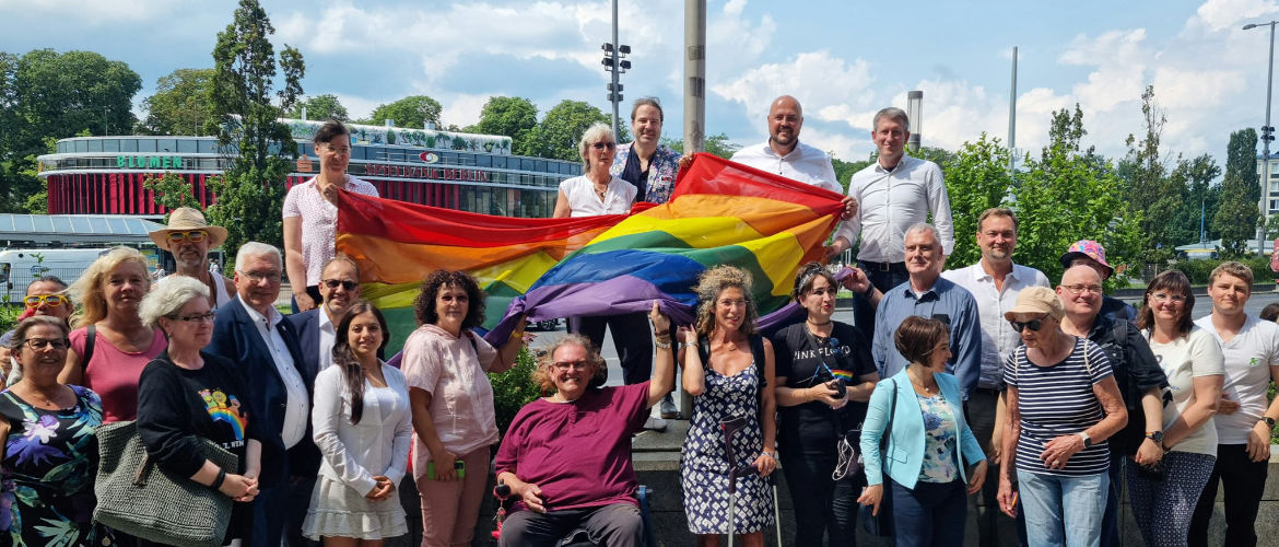 Pridemonth Spandau Regenbogenfahne Rathaus Pride Month